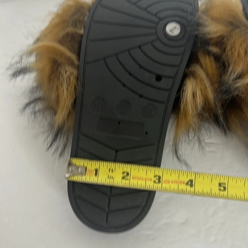 WOMANS FURRY SLIP ON SANDALS SIZE 7